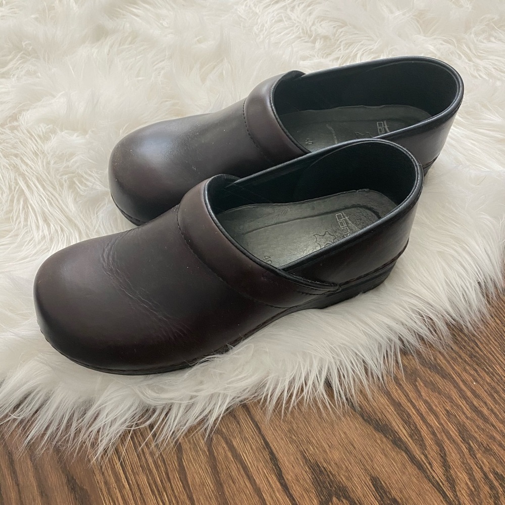 Size 40 Never worn Dansko clogs!